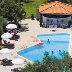 Ξενοδοχείο με διαμερίσματα Artemis Στάφυλος